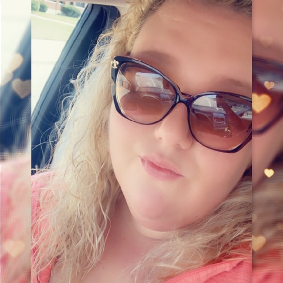 Meet your Posher, Nicole - Picture 1 of 1